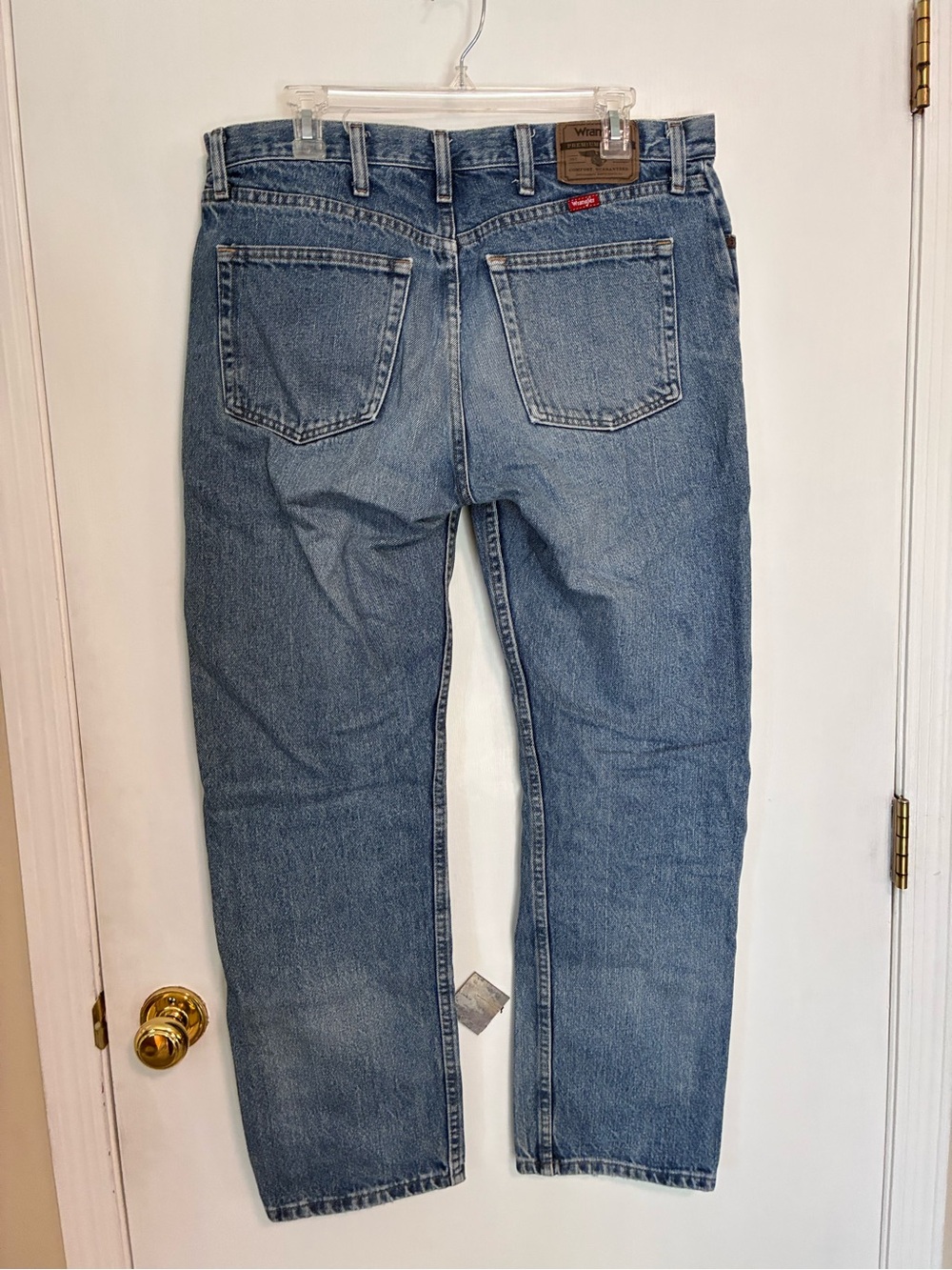 Wrangler Men’s Straight Jeans in Medium Blue Denim - Picture 2 of 4